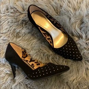 Black pointed pumps